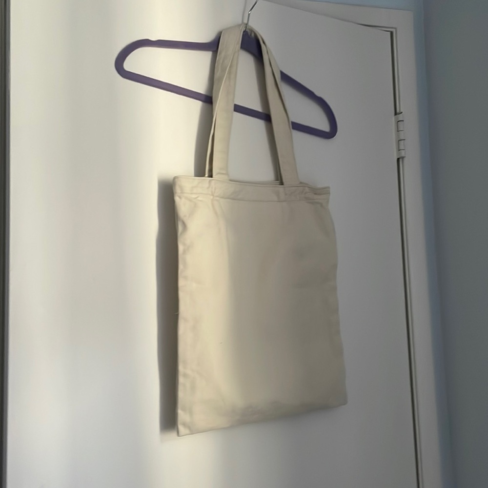 Super cute Should bag! Has a inside pocket!                  BRANDY NEW!